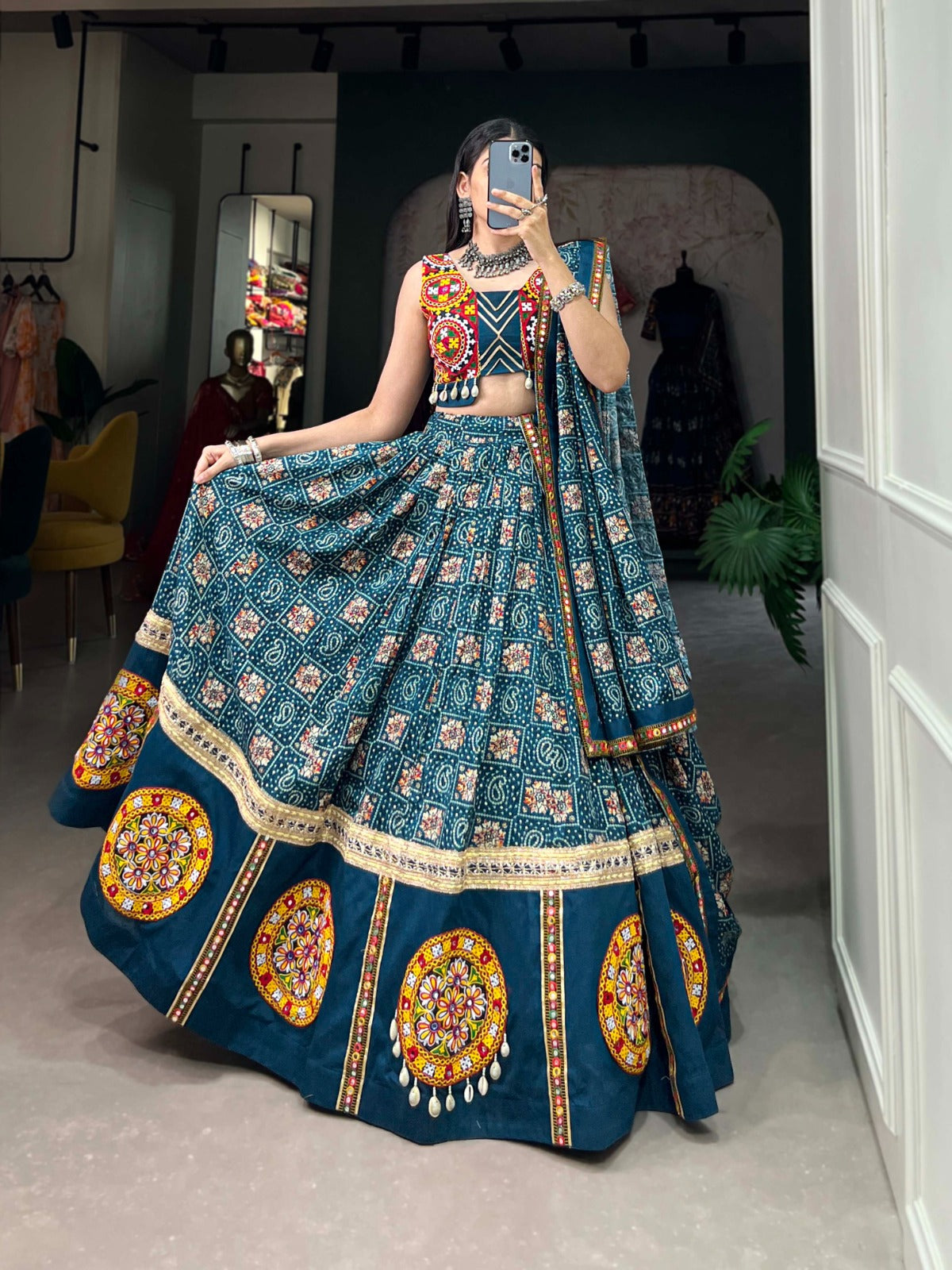 Lehenga Choli de Navratri bleu multicolore en rayon et patchwork avec pochette gamthi