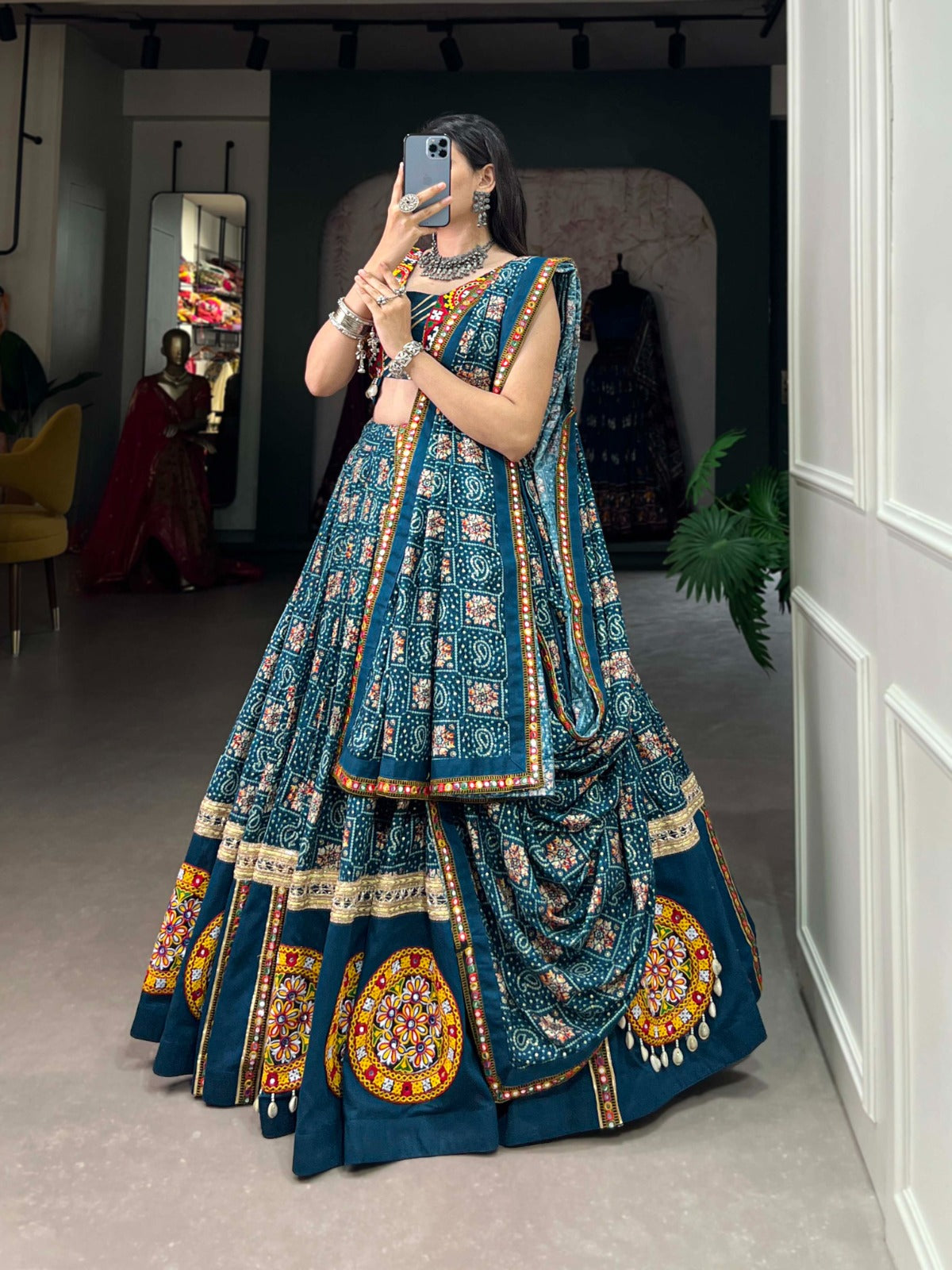 Lehenga Choli de Navratri bleu multicolore en rayon et patchwork avec pochette gamthi