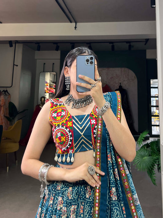 Lehenga Choli de Navratri bleu multicolore en rayon et patchwork avec pochette gamthi