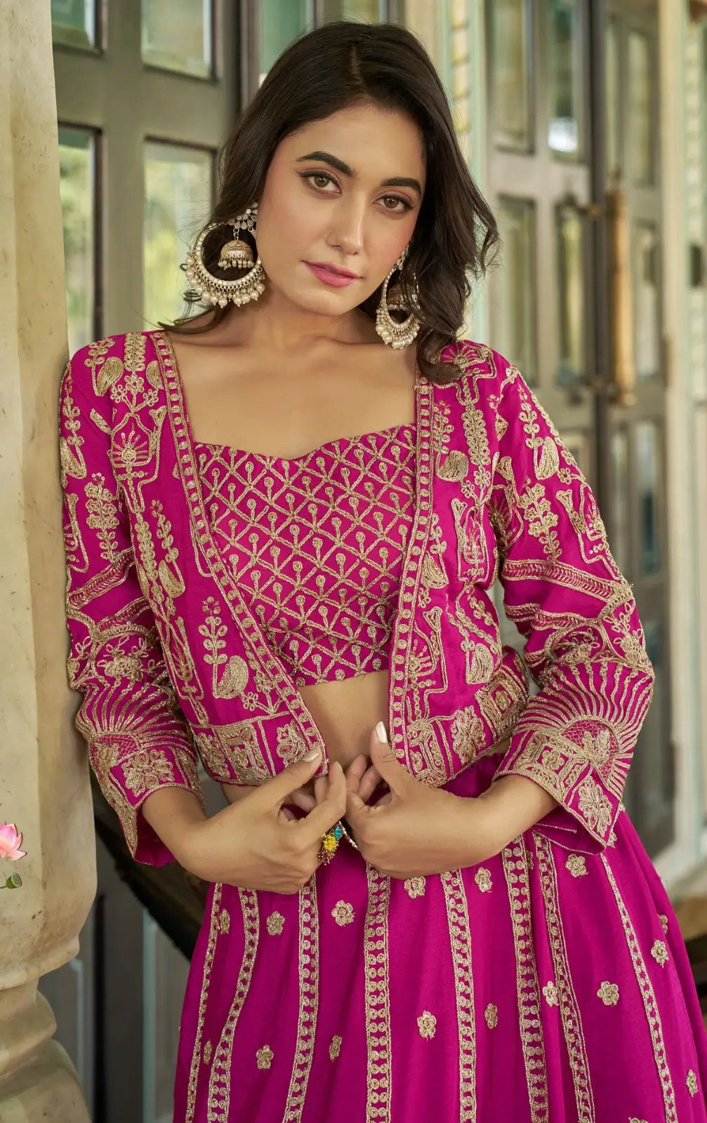 Rosa 3-teiliges Lehenga-Jacken-Set (Koti) mit Stickdetails