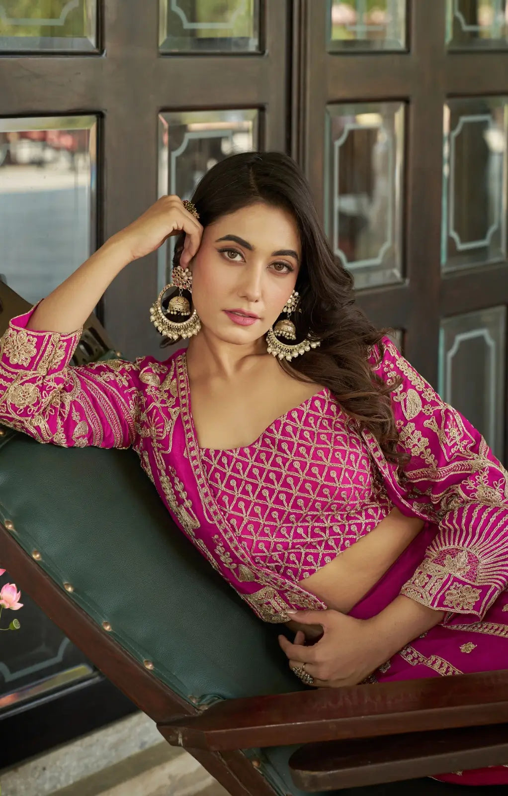 Rosa 3-teiliges Lehenga-Jacken-Set (Koti) mit Stickdetails