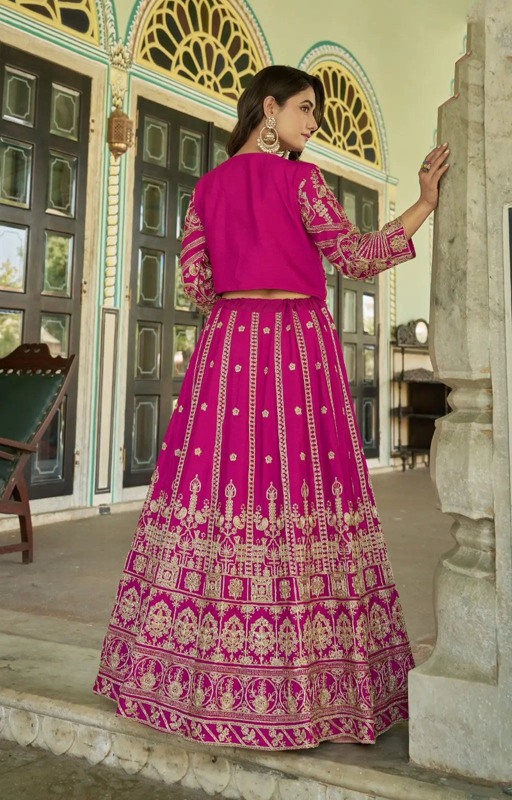 Rosa 3-teiliges Lehenga-Jacken-Set (Koti) mit Stickdetails
