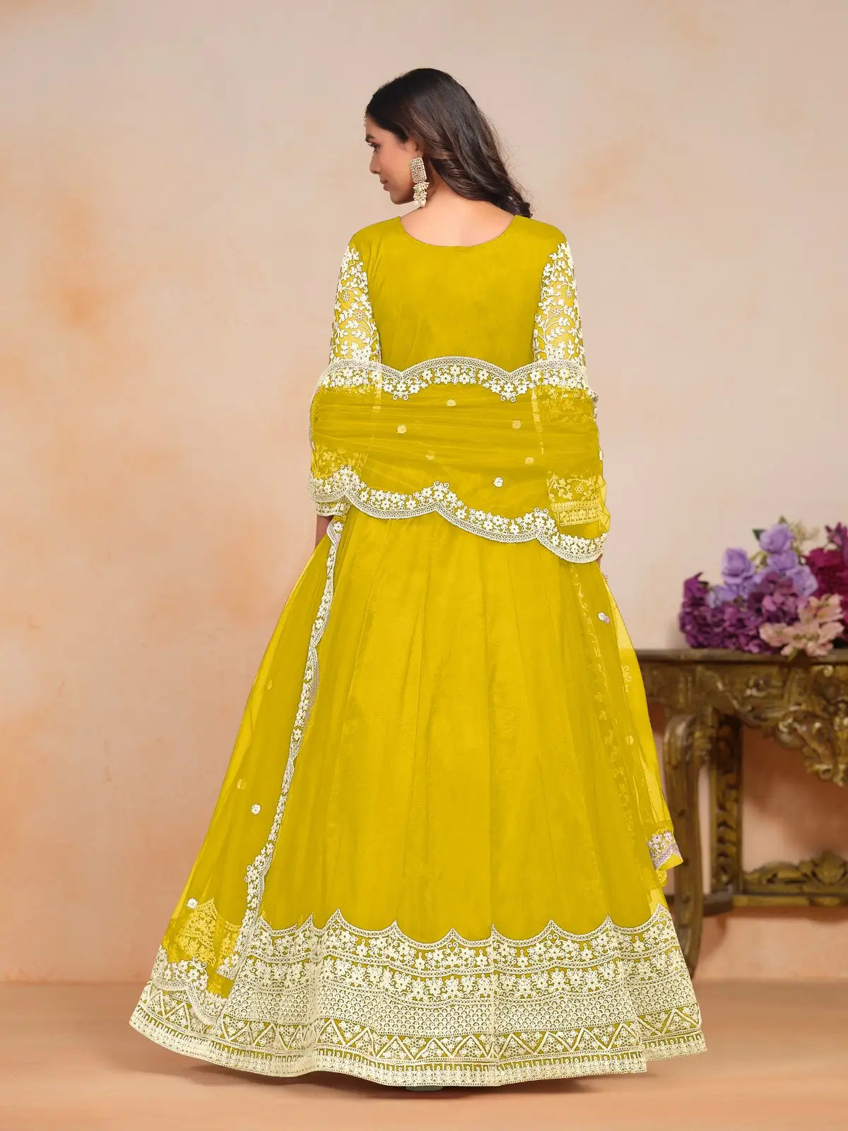 Gelbes Kleid / Abendkleid für besondere Anlässe aus Seide und Stickerei