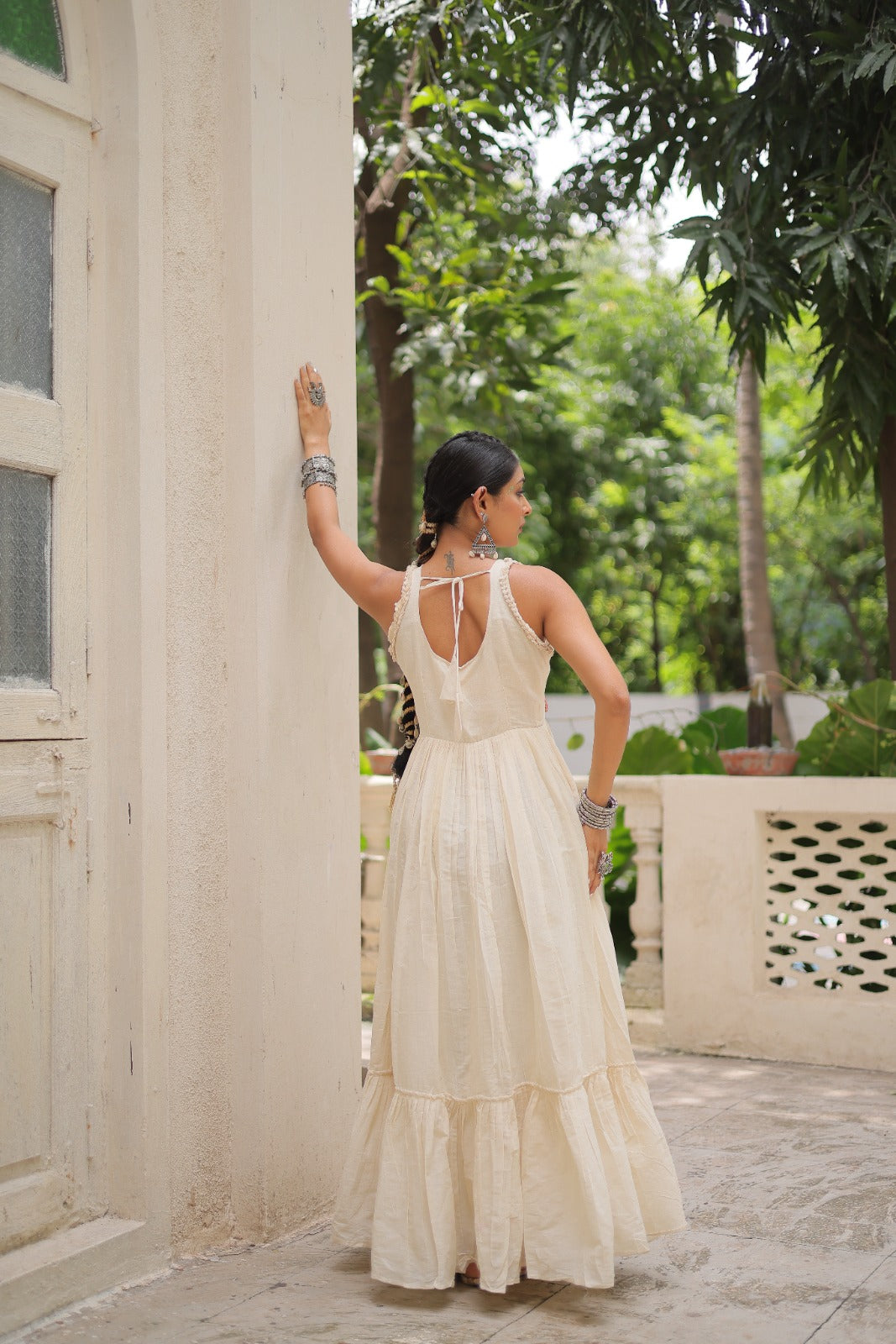 Eleganter rosa-grauer Braut-Lehenga mit Zarkan-Stickerei und Pailletten
