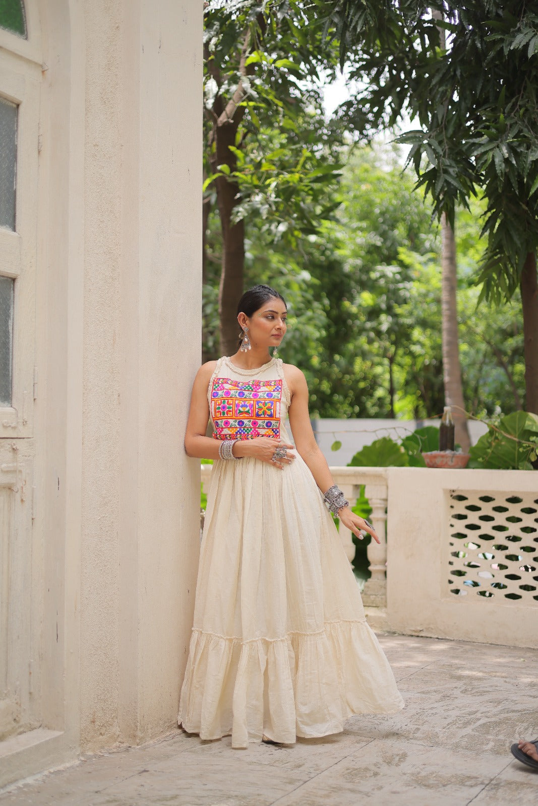 Eleganter rosa-grauer Braut-Lehenga mit Zarkan-Stickerei und Pailletten