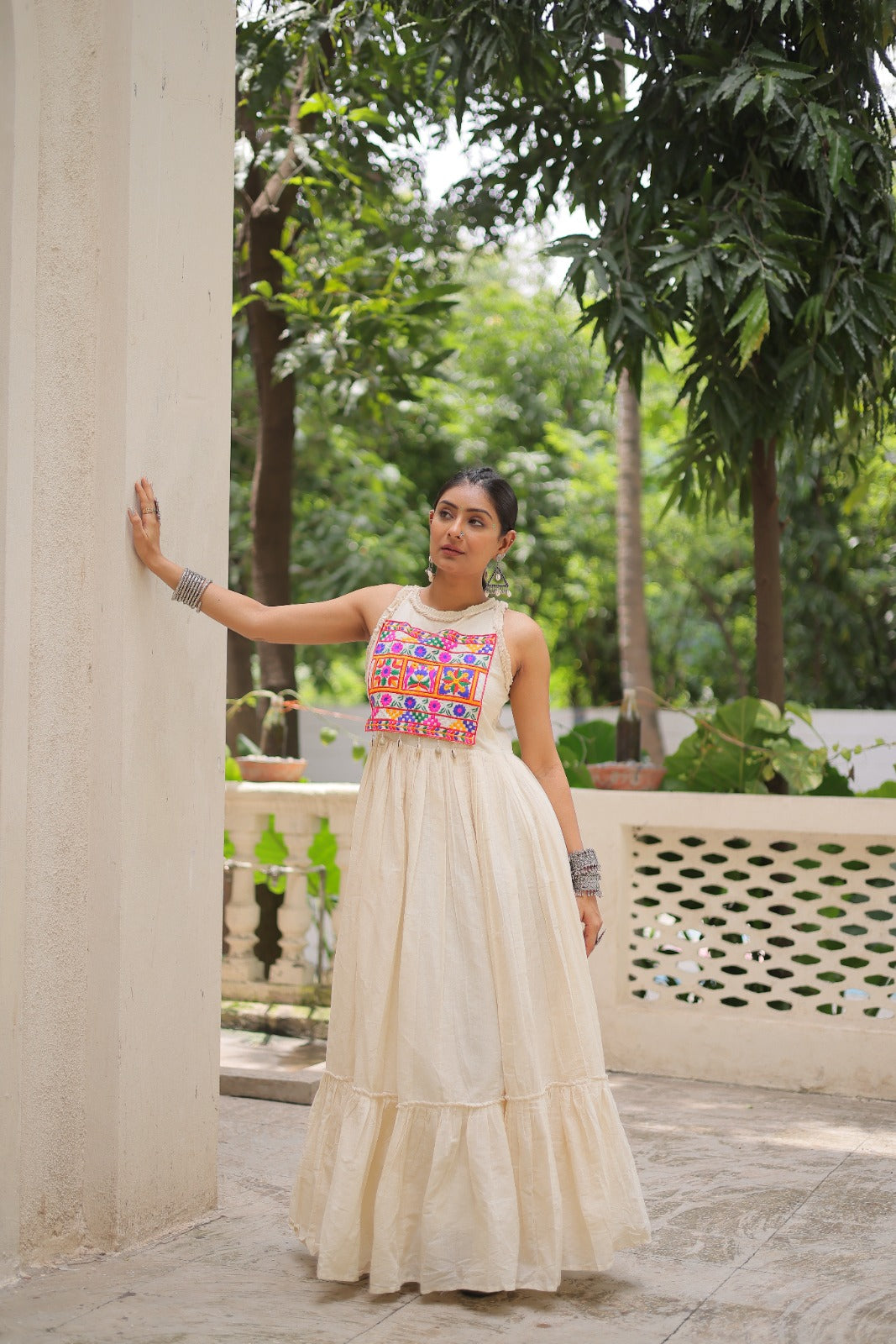 Eleganter rosa-grauer Braut-Lehenga mit Zarkan-Stickerei und Pailletten