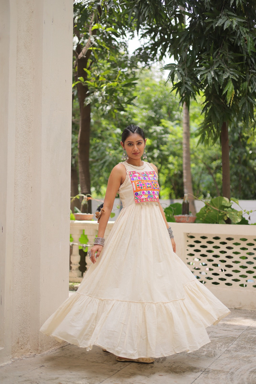 Eleganter rosa-grauer Braut-Lehenga mit Zarkan-Stickerei und Pailletten