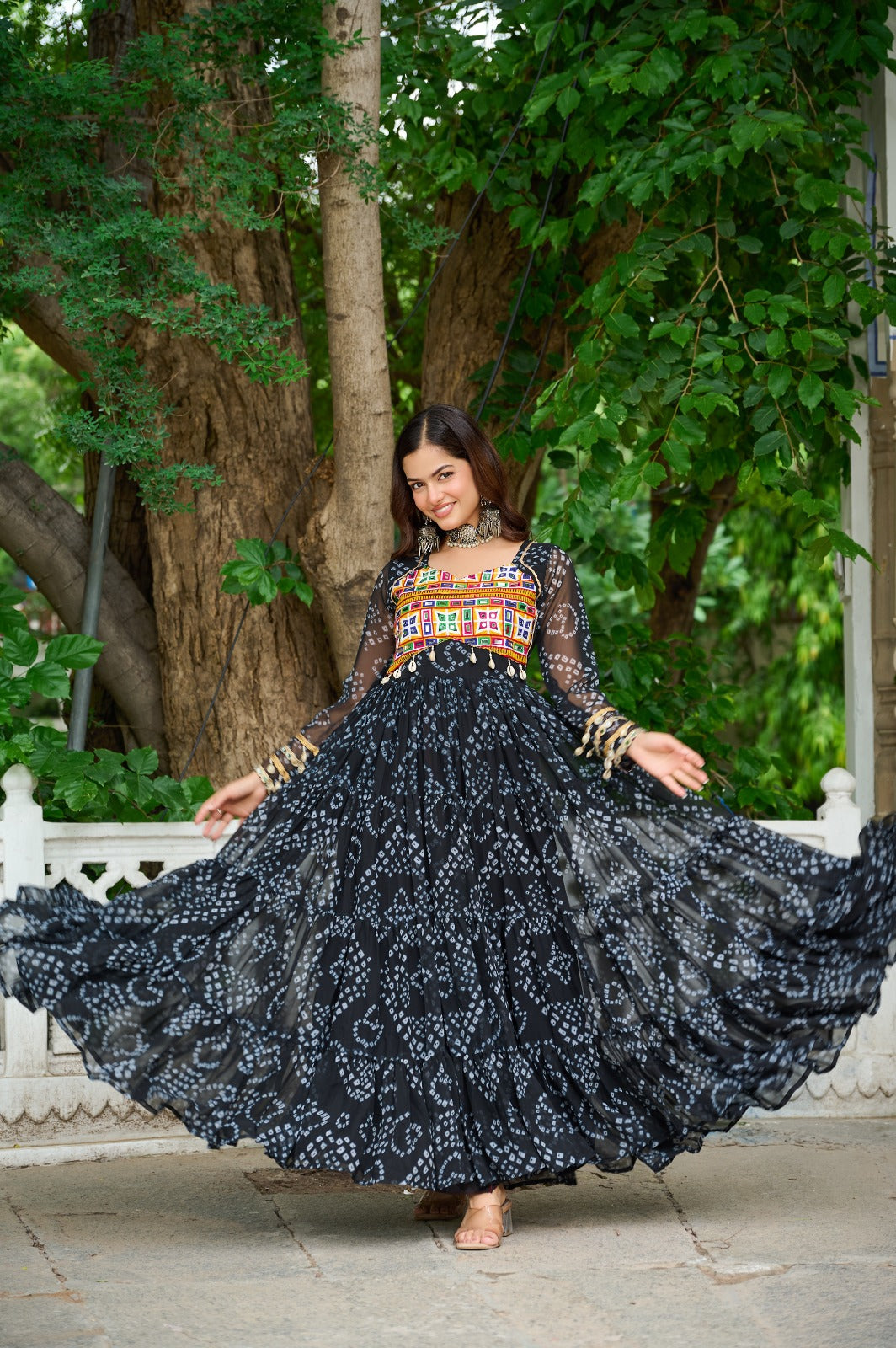 Eleganter rosa-grauer Braut-Lehenga mit Zarkan-Stickerei und Pailletten