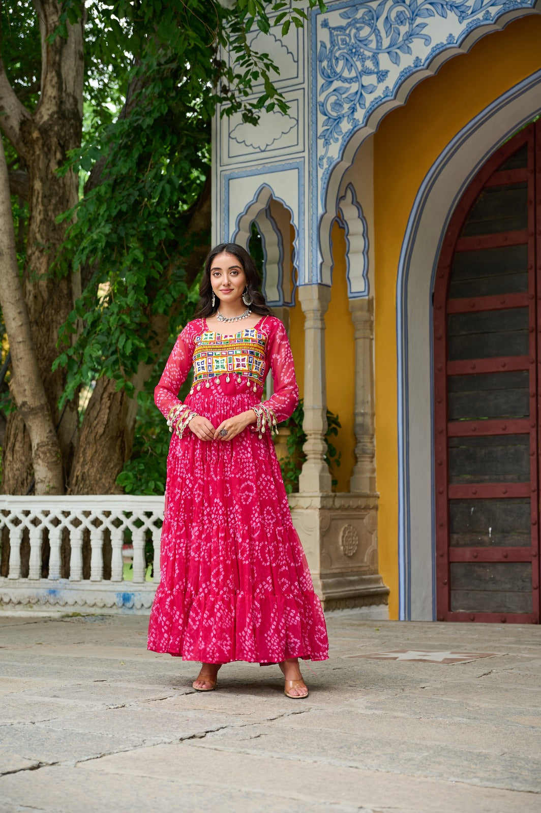 Eleganter rosa-grauer Braut-Lehenga mit Zarkan-Stickerei und Pailletten