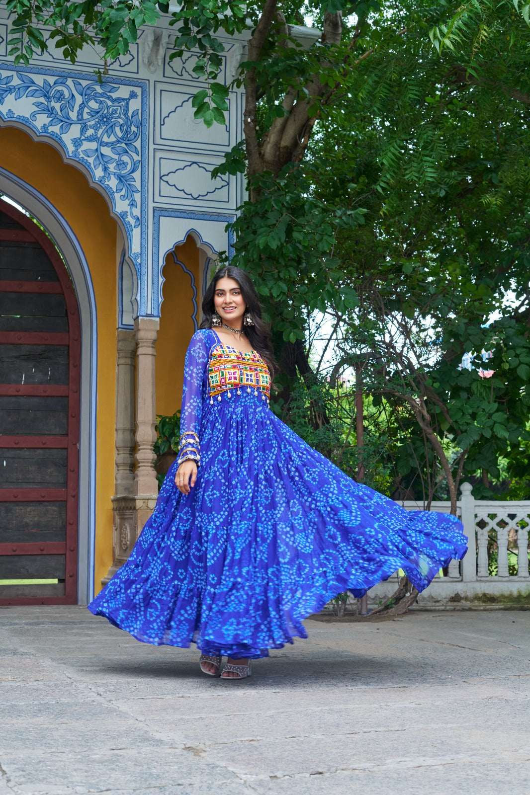Eleganter rosa-grauer Braut-Lehenga mit Zarkan-Stickerei und Pailletten
