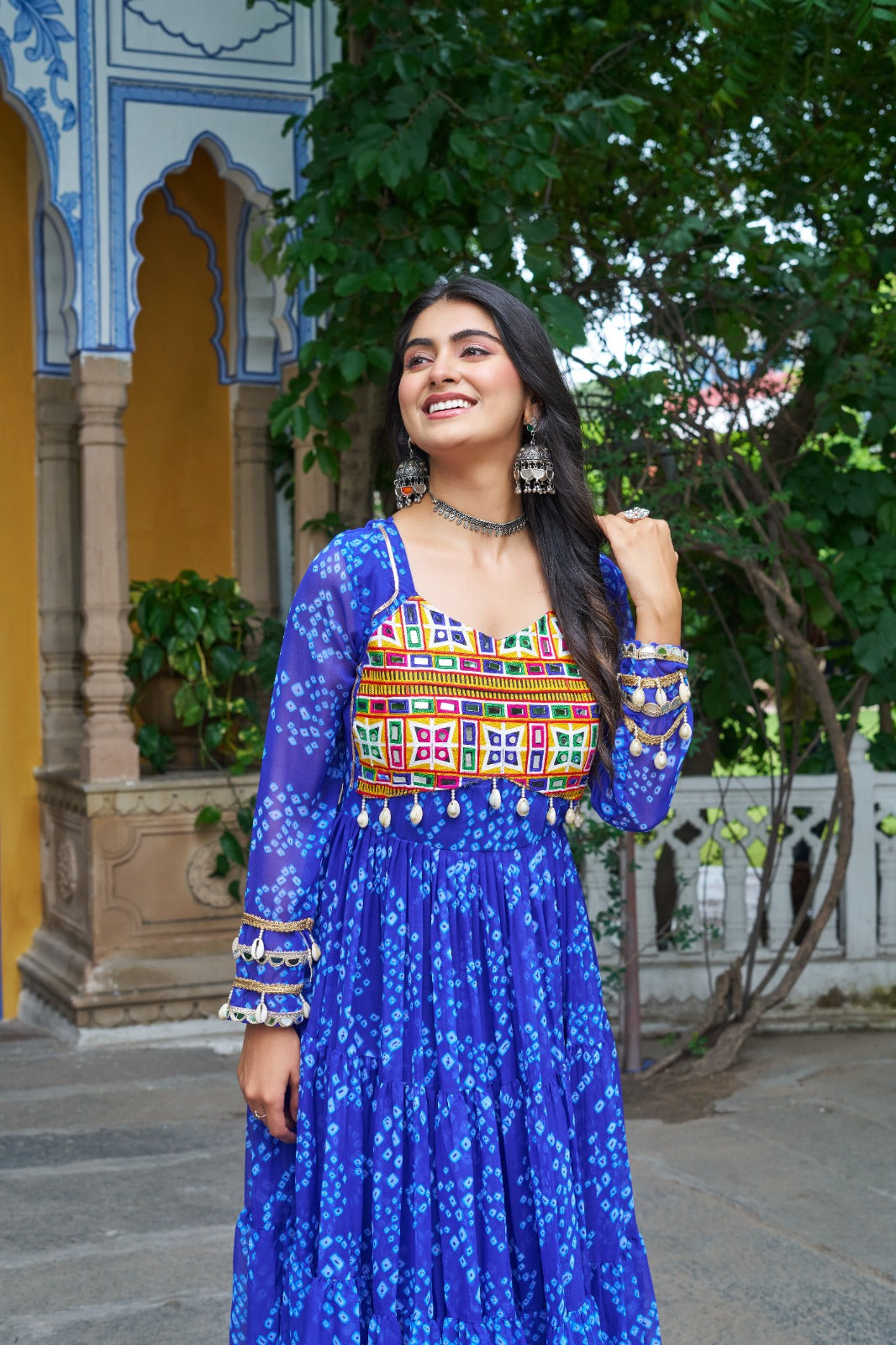 Eleganter rosa-grauer Braut-Lehenga mit Zarkan-Stickerei und Pailletten