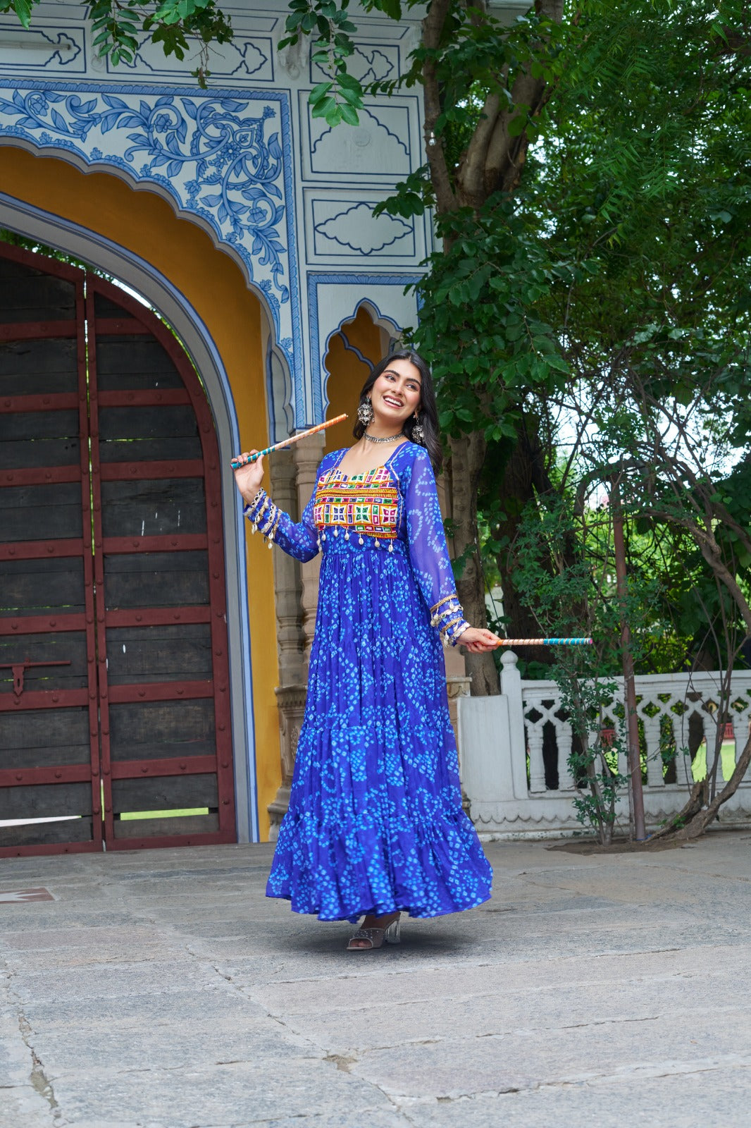 Eleganter rosa-grauer Braut-Lehenga mit Zarkan-Stickerei und Pailletten