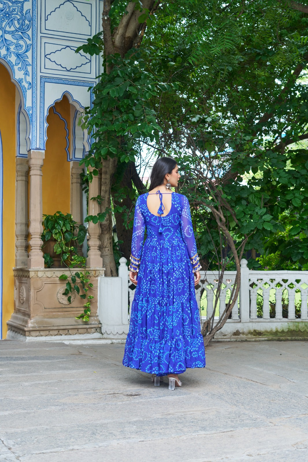 Eleganter rosa-grauer Braut-Lehenga mit Zarkan-Stickerei und Pailletten