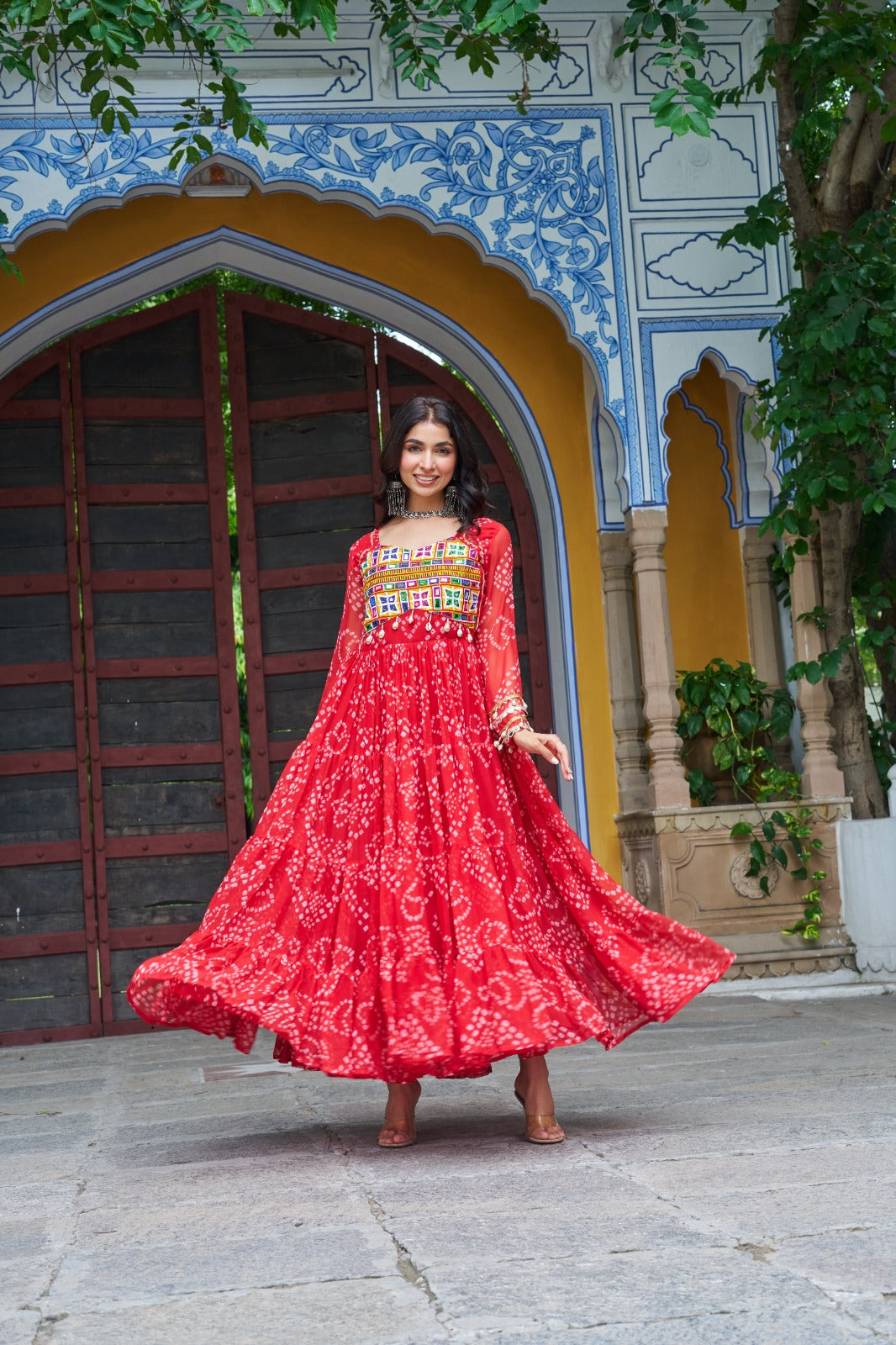 Eleganter rosa-grauer Braut-Lehenga mit Zarkan-Stickerei und Pailletten