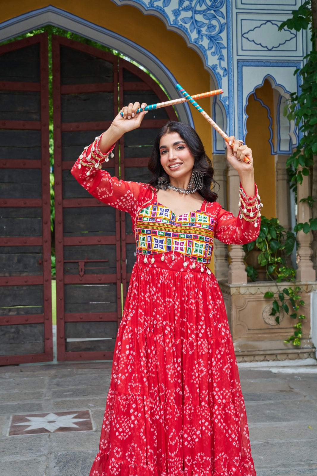Eleganter rosa-grauer Braut-Lehenga mit Zarkan-Stickerei und Pailletten