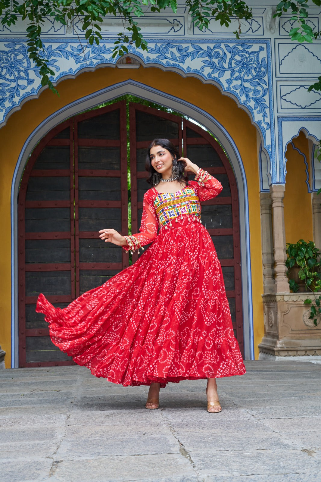 Eleganter rosa-grauer Braut-Lehenga mit Zarkan-Stickerei und Pailletten
