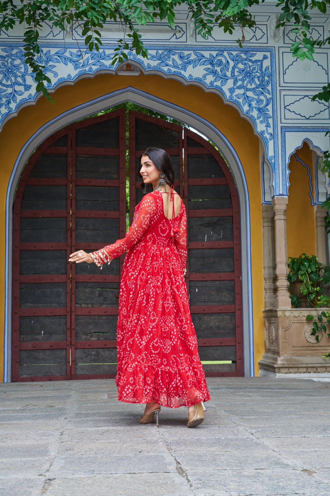 Eleganter rosa-grauer Braut-Lehenga mit Zarkan-Stickerei und Pailletten