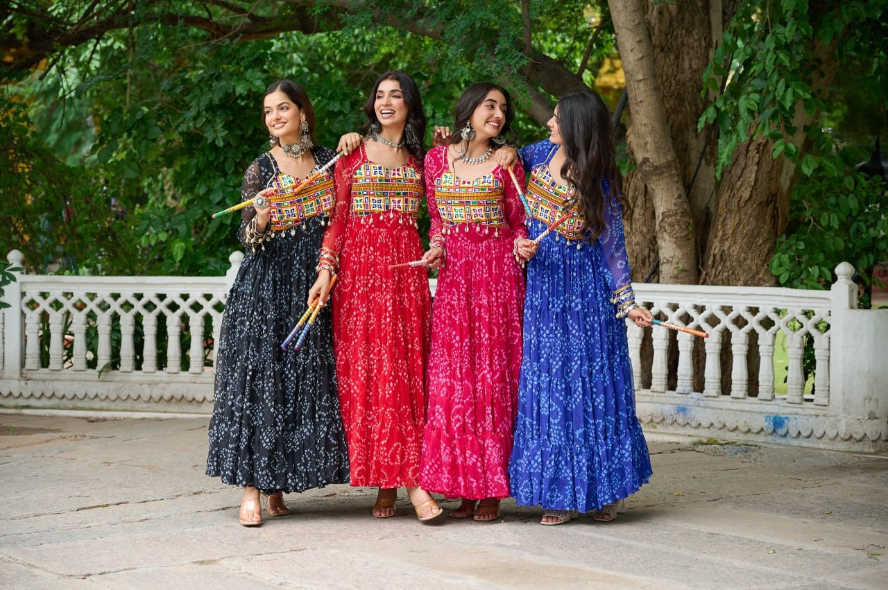 Eleganter rosa-grauer Braut-Lehenga mit Zarkan-Stickerei und Pailletten