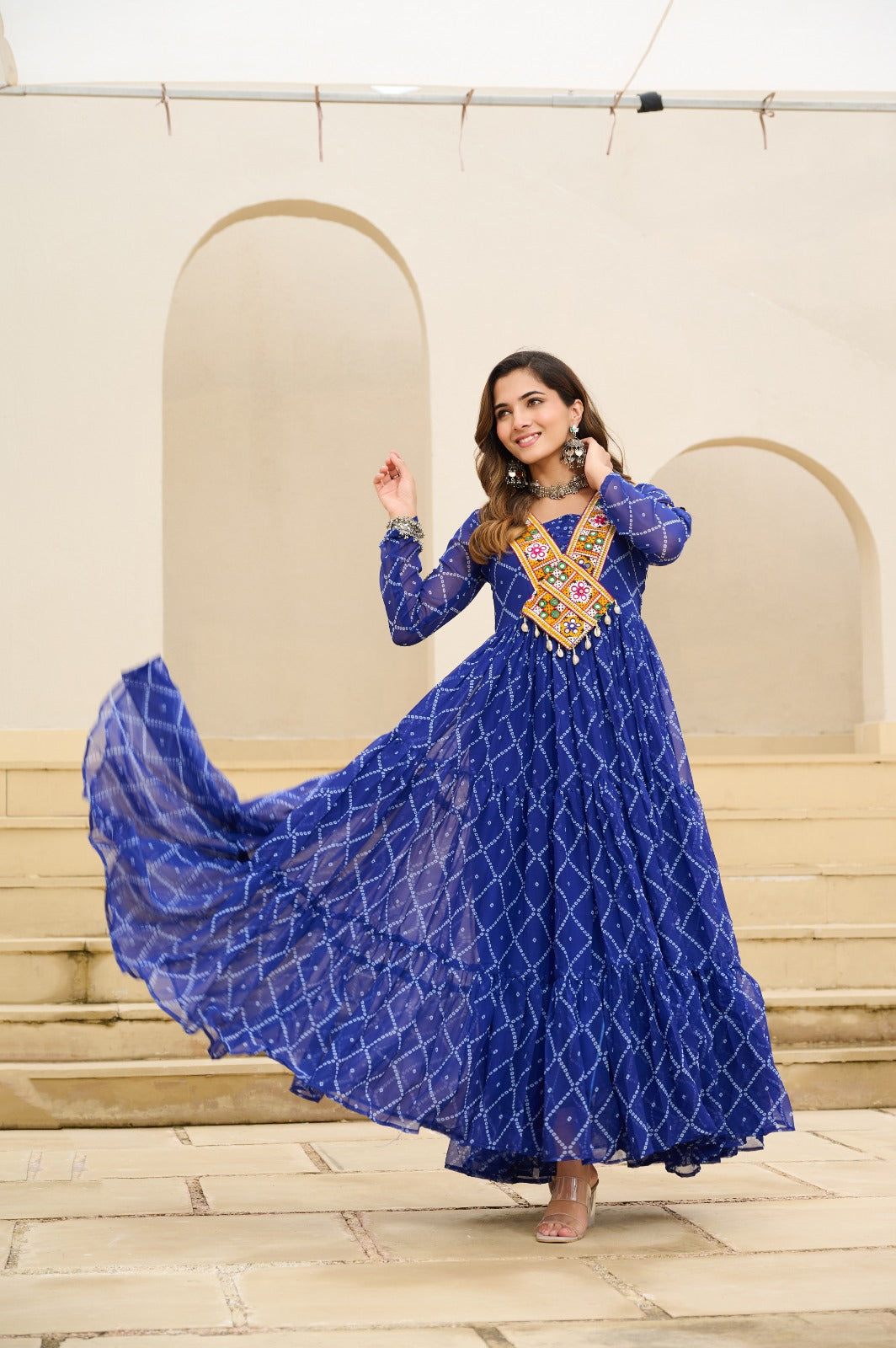 Eleganter rosa-grauer Braut-Lehenga mit Zarkan-Stickerei und Pailletten