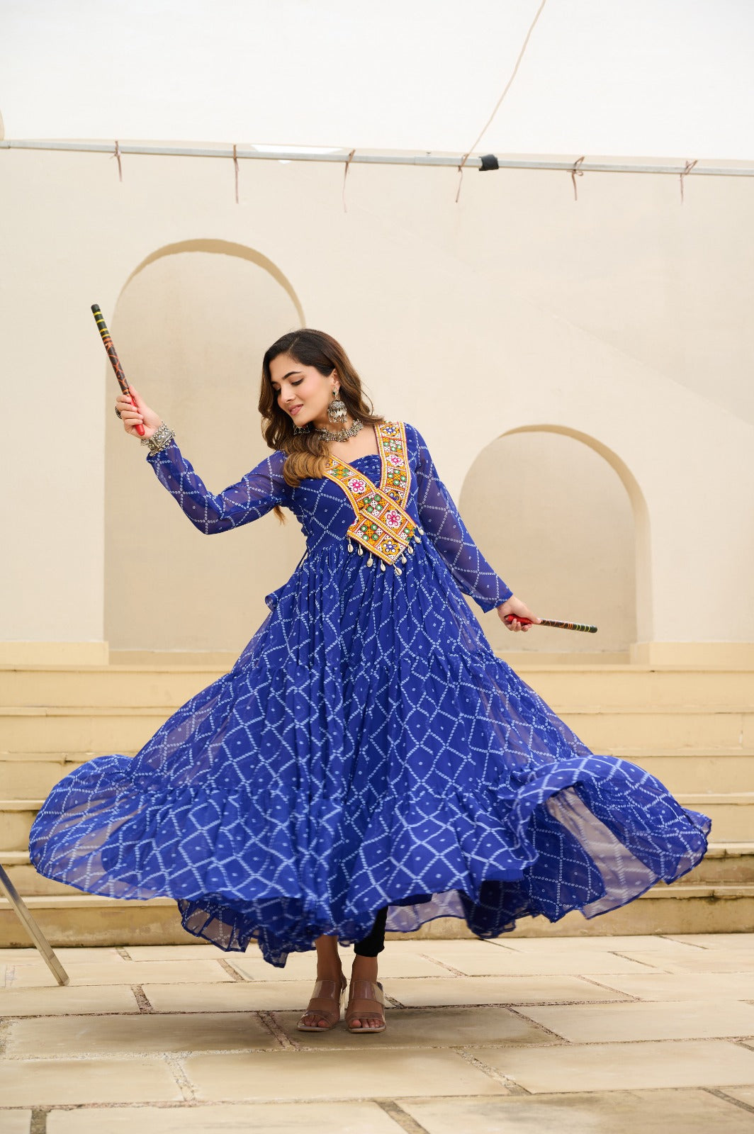 Eleganter rosa-grauer Braut-Lehenga mit Zarkan-Stickerei und Pailletten