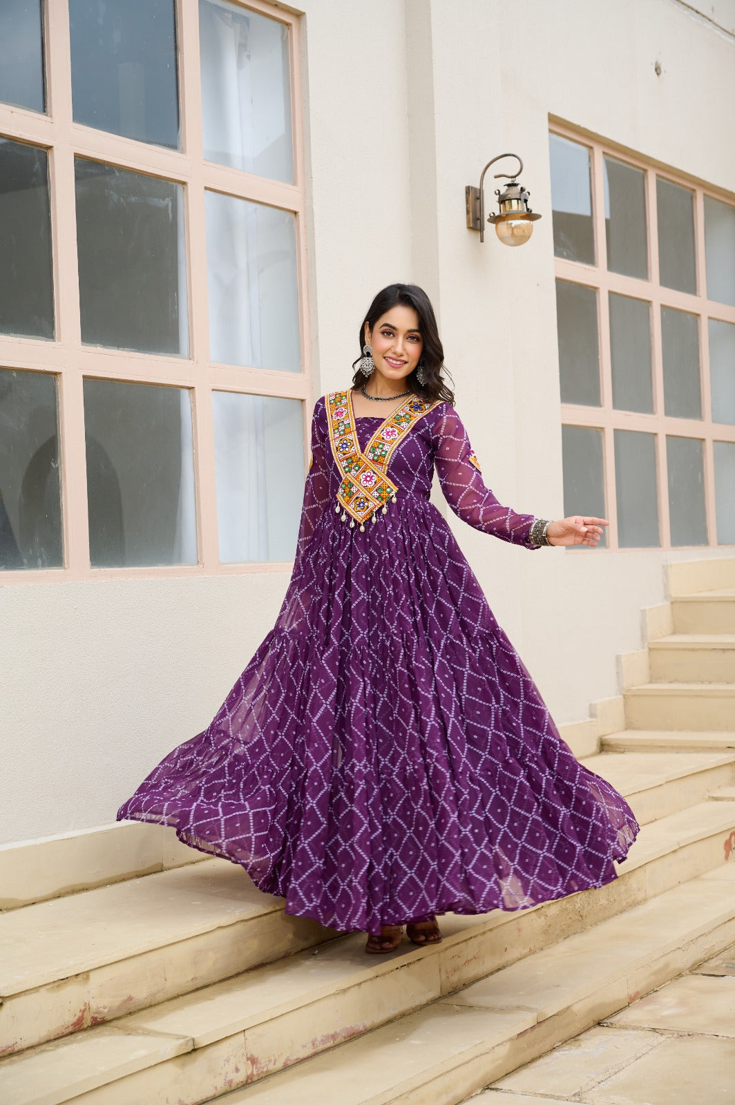 Eleganter rosa-grauer Braut-Lehenga mit Zarkan-Stickerei und Pailletten