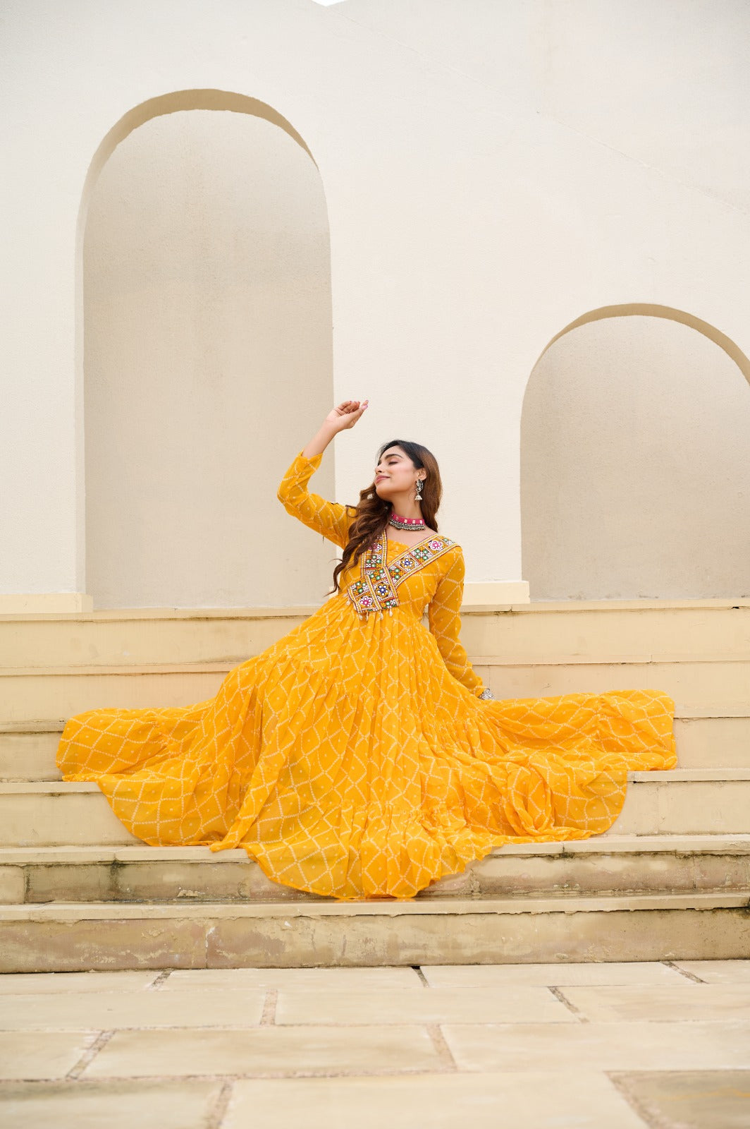 Eleganter rosa-grauer Braut-Lehenga mit Zarkan-Stickerei und Pailletten