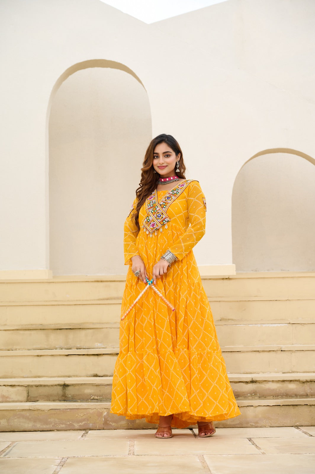 Eleganter rosa-grauer Braut-Lehenga mit Zarkan-Stickerei und Pailletten