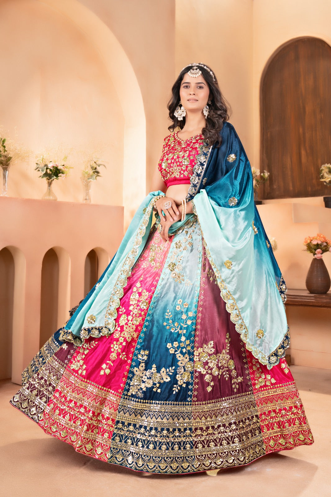Eleganter rosa-grauer Braut-Lehenga mit Zarkan-Stickerei und Pailletten