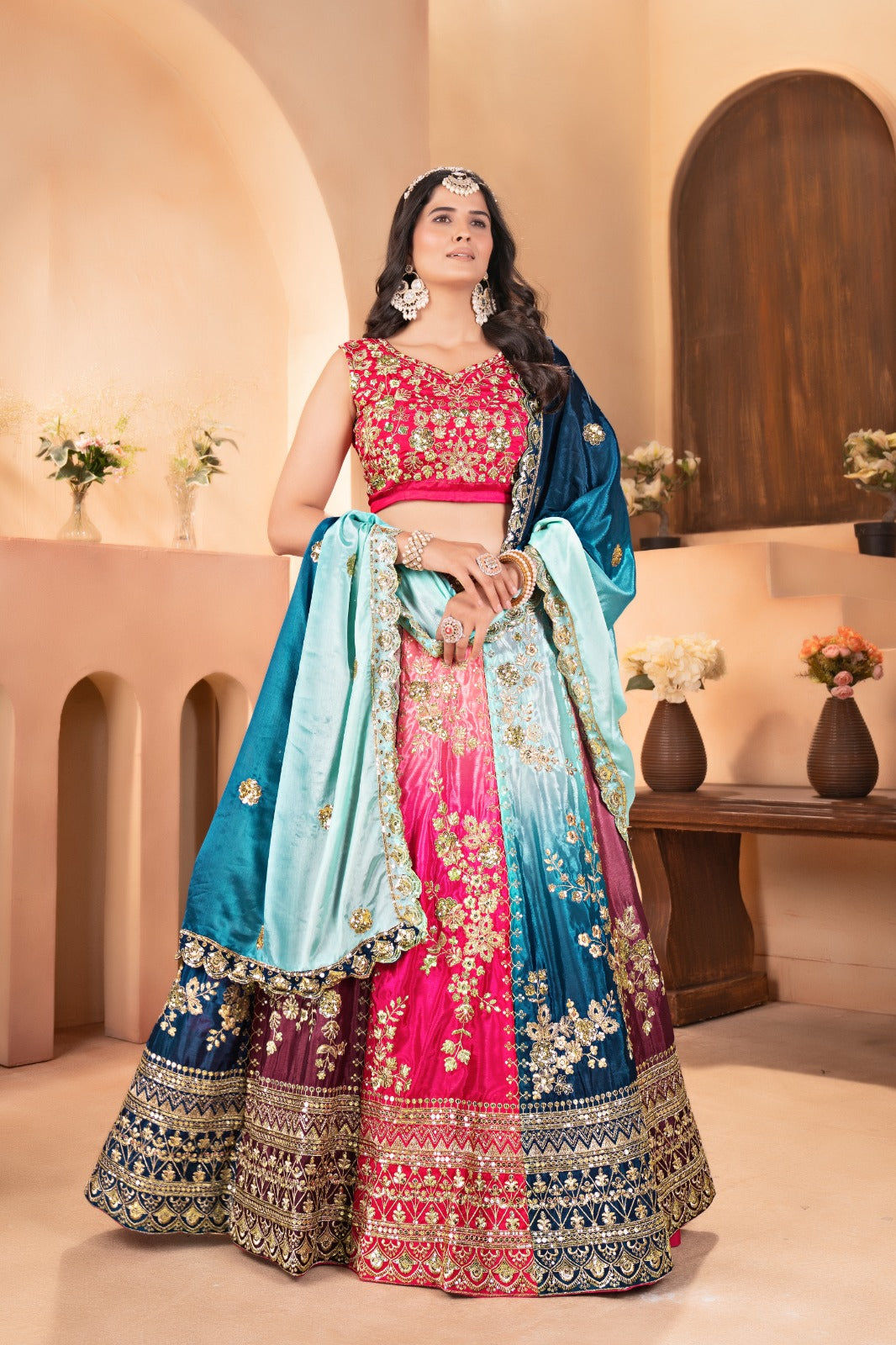 Eleganter rosa-grauer Braut-Lehenga mit Zarkan-Stickerei und Pailletten