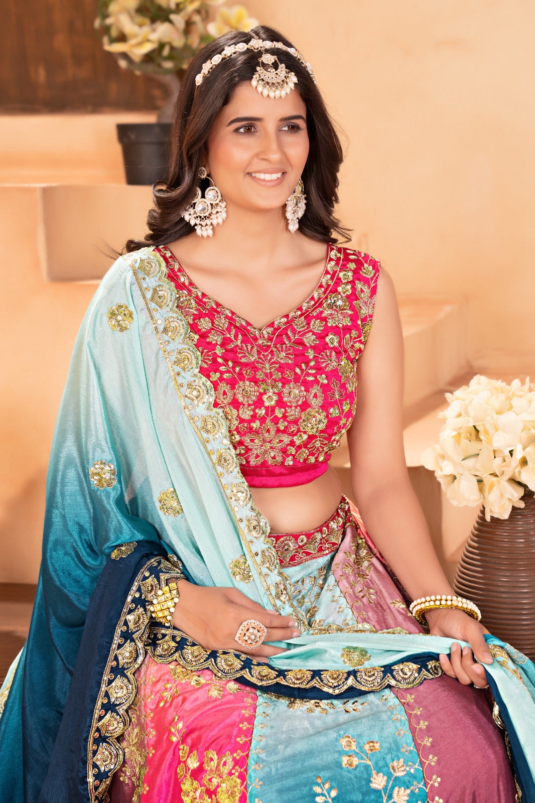Eleganter rosa-grauer Braut-Lehenga mit Zarkan-Stickerei und Pailletten