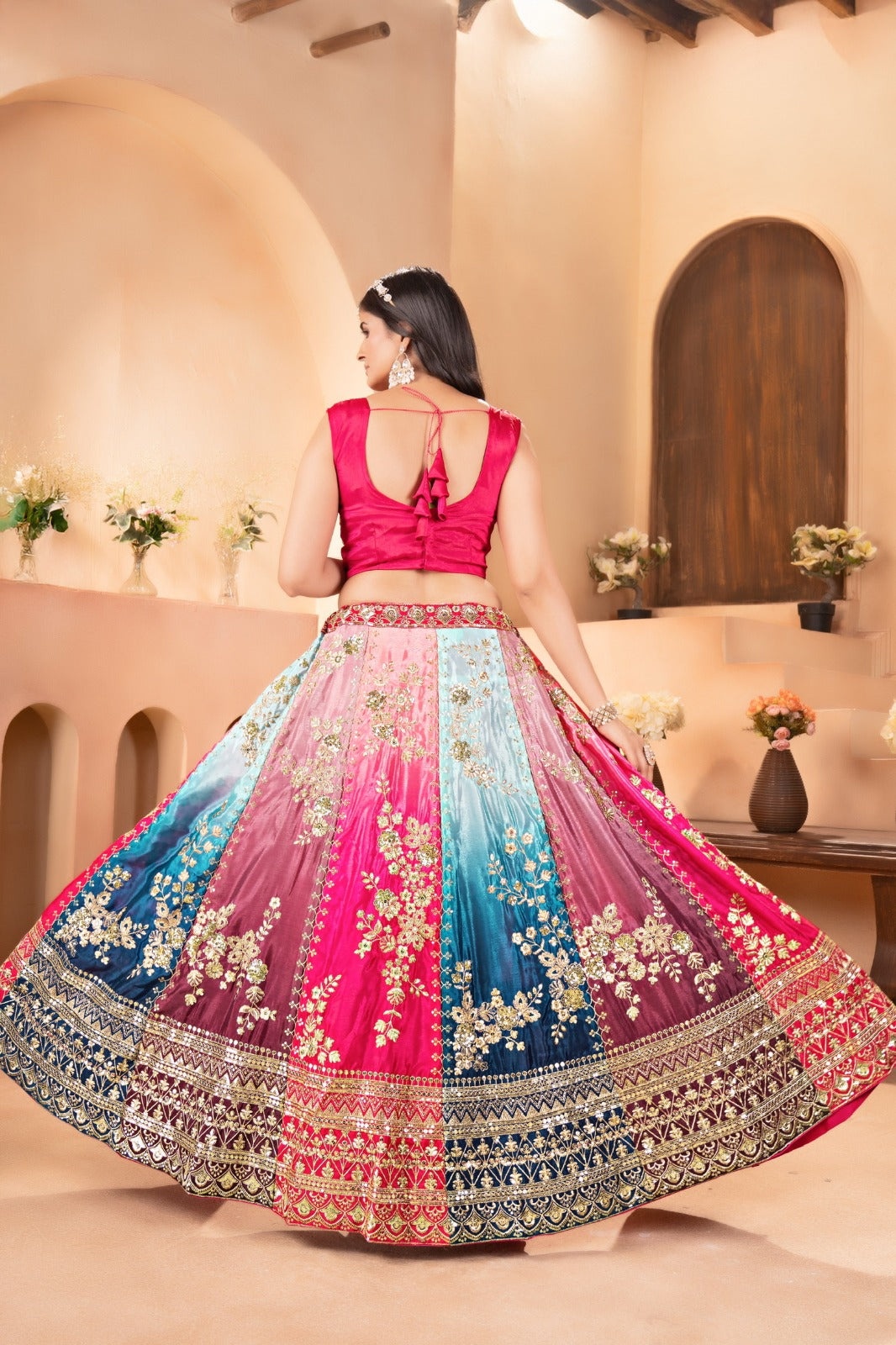 Eleganter rosa-grauer Braut-Lehenga mit Zarkan-Stickerei und Pailletten