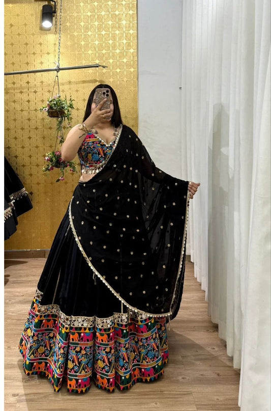 Lehenga Chaniya Choli Navratri imprimé noir multicolore en soie crêpe avec broderies sequins et dentelle kodi