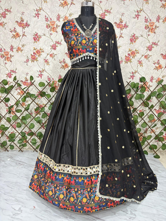 Lehenga Chaniya Choli Navratri imprimé noir multicolore en soie crêpe avec broderies sequins et dentelle kodi