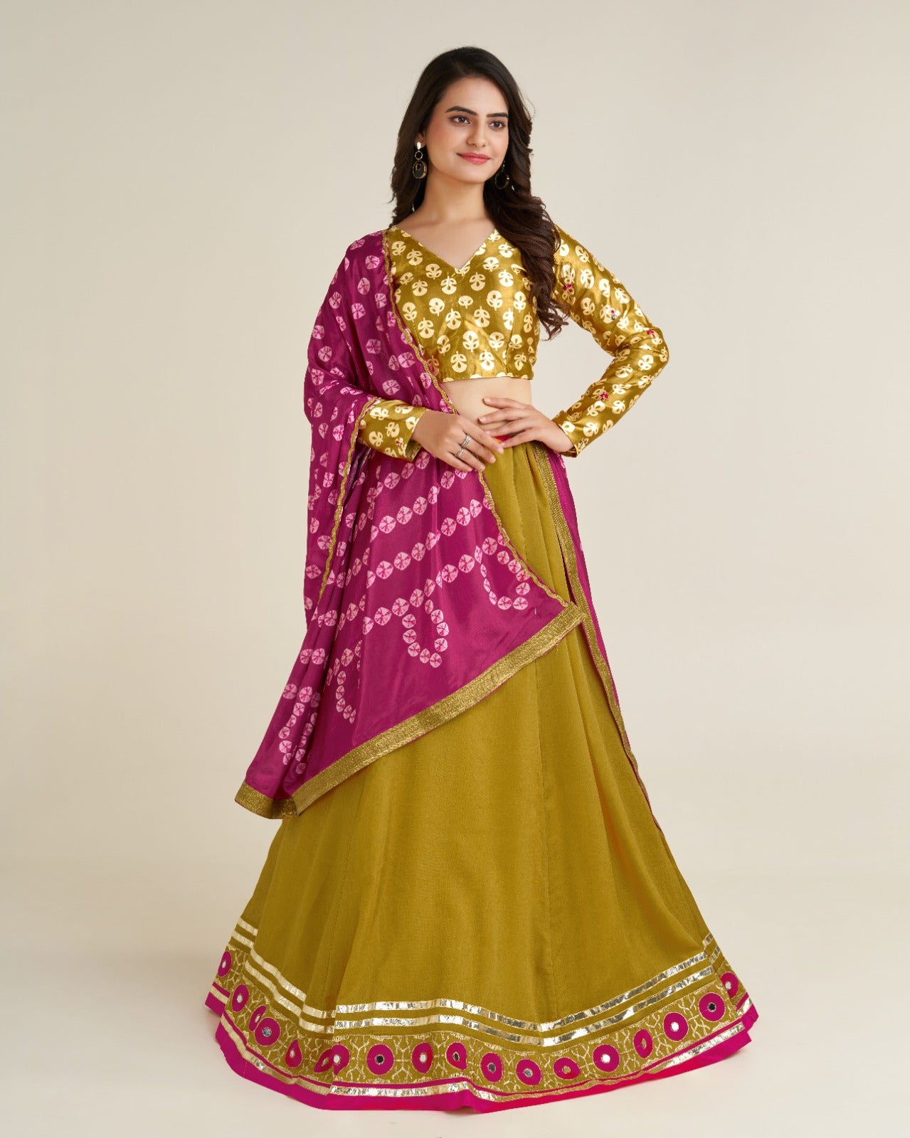Lehenga Chaniya Choli imprimé spécial de Navratri jaune moutarde en soie vichitra et broderies miroirs