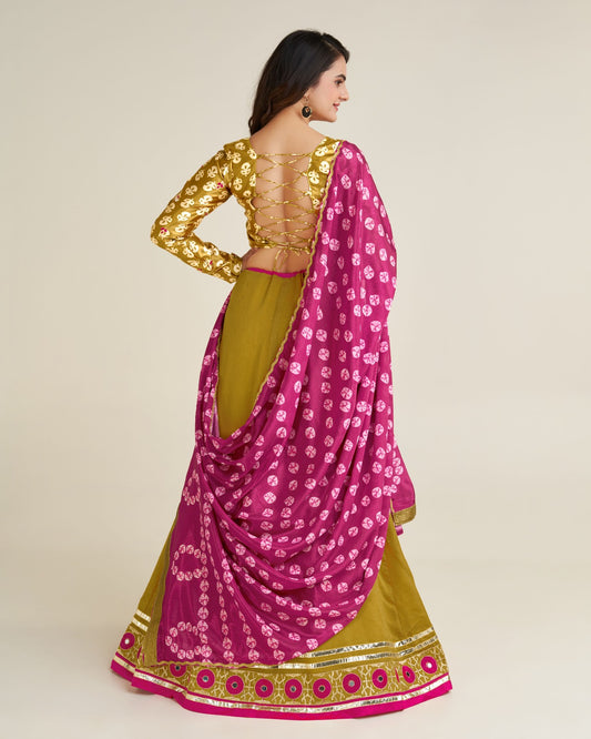 Lehenga Chaniya Choli imprimé spécial de Navratri jaune moutarde en soie vichitra et broderies miroirs