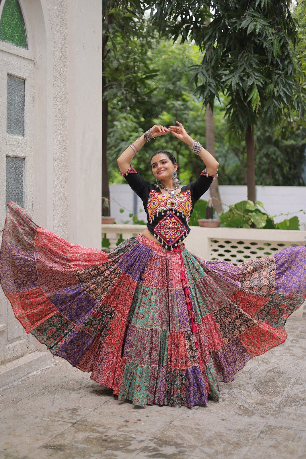 Lehenga choli Navratri Kutchi Gamthi multicouleur noir