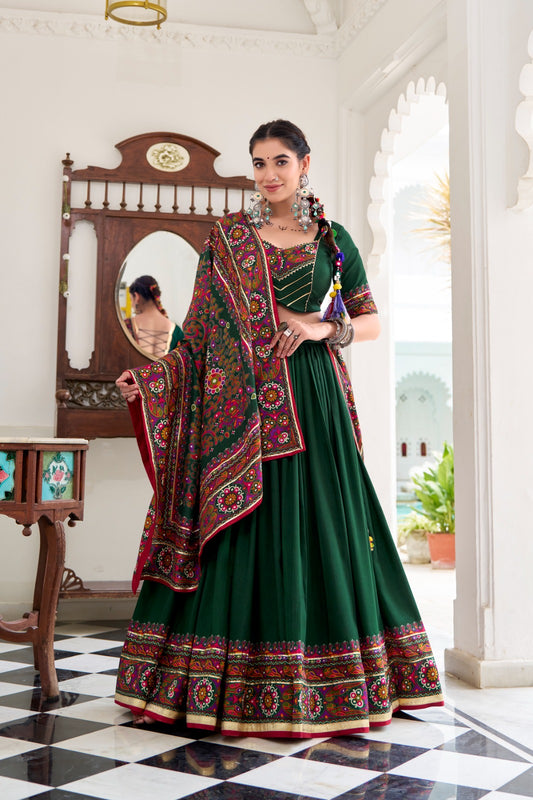 Lehenga de Navratri vert en soie imprimé Gamthi et Gota Patti COLLECTION SNEHA