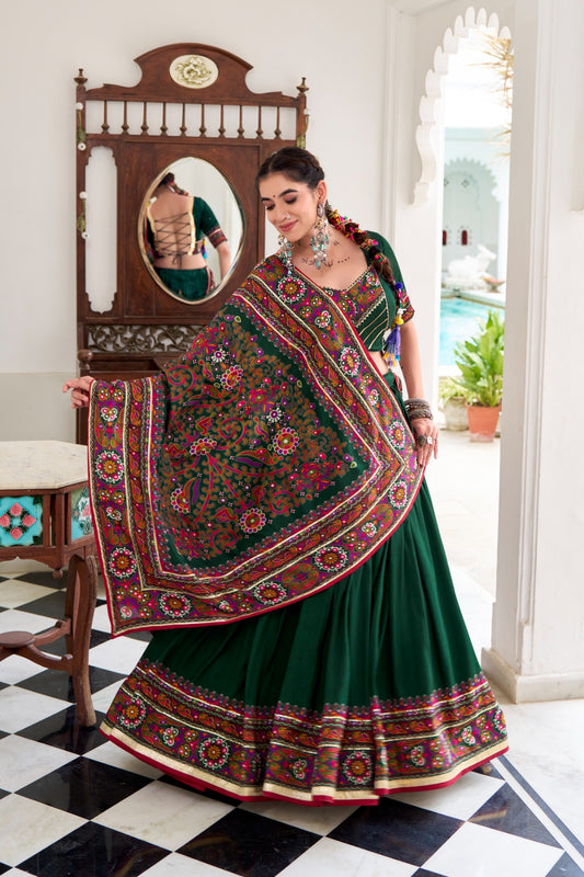 Lehenga de Navratri vert en soie imprimé Gamthi et Gota Patti COLLECTION SNEHA
