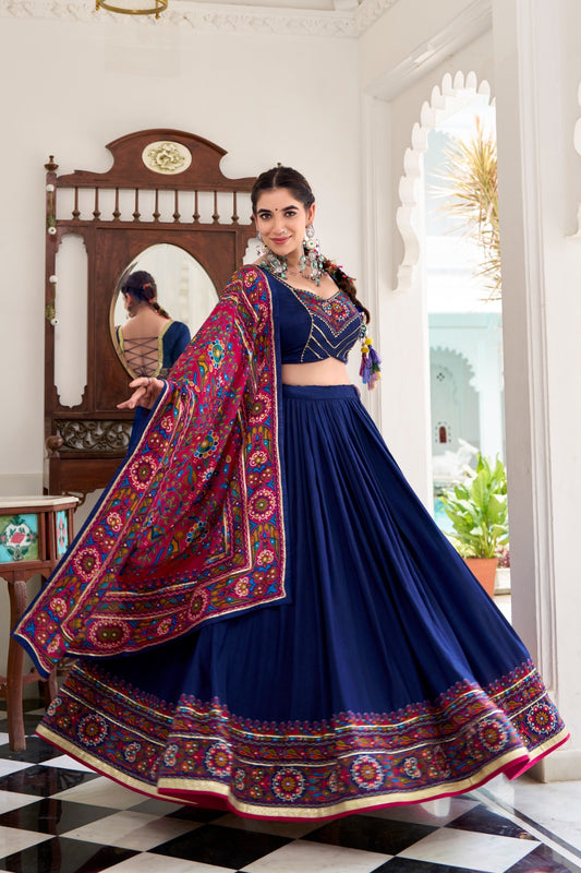 Lehenga de Navratri bleu marine en soie imprimé Gamthi et Gota Patti COLLECTION SNEHA