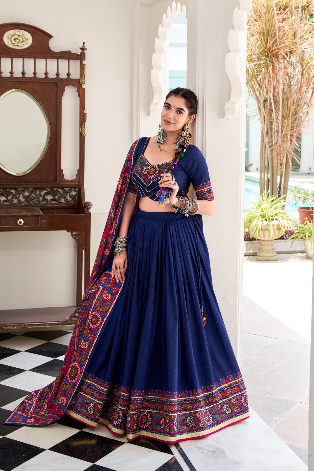 Lehenga de Navratri bleu marine en soie imprimé Gamthi et Gota Patti COLLECTION SNEHA
