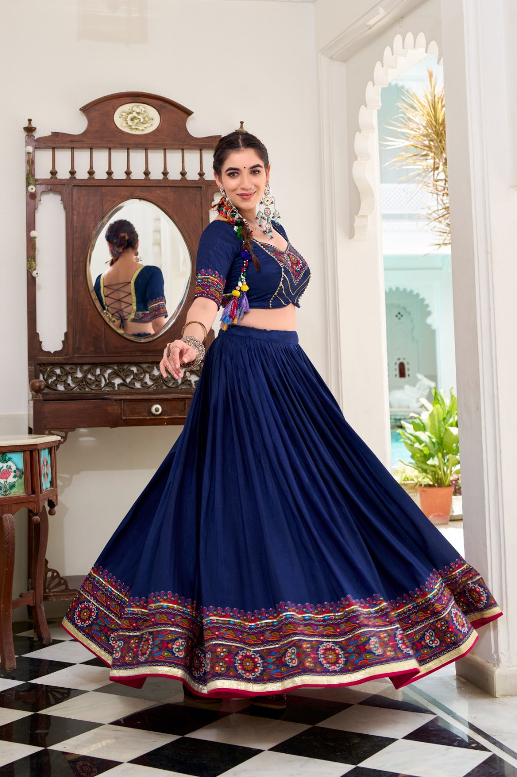Lehenga de Navratri bleu marine en soie imprimé Gamthi et Gota Patti COLLECTION SNEHA