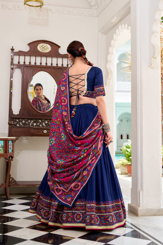 Lehenga de Navratri bleu marine en soie imprimé Gamthi et Gota Patti COLLECTION SNEHA