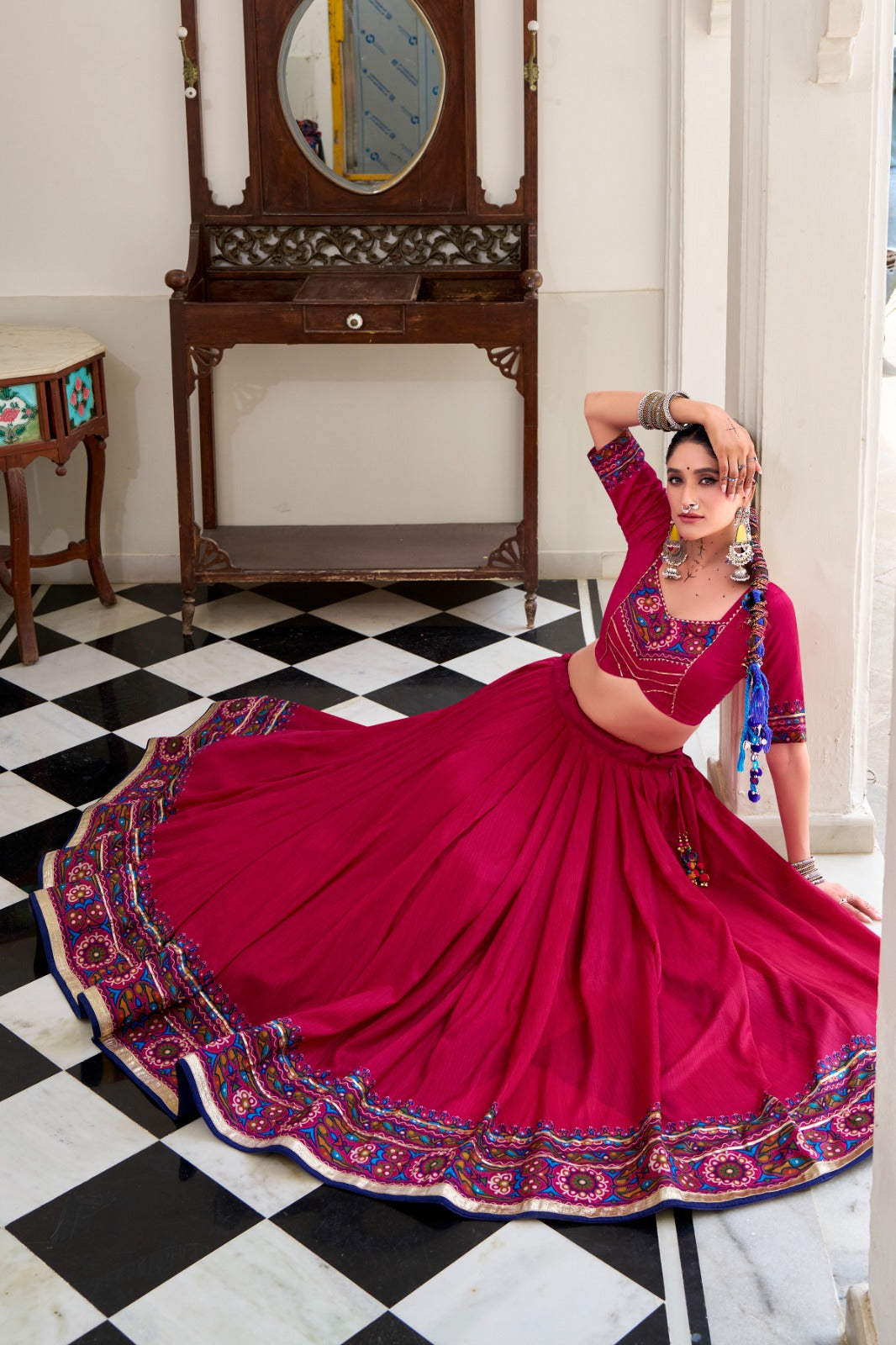 Lehenga de Navratri rose en soie imprimé Gamthi et Gota Patti COLLECTION SNEHA