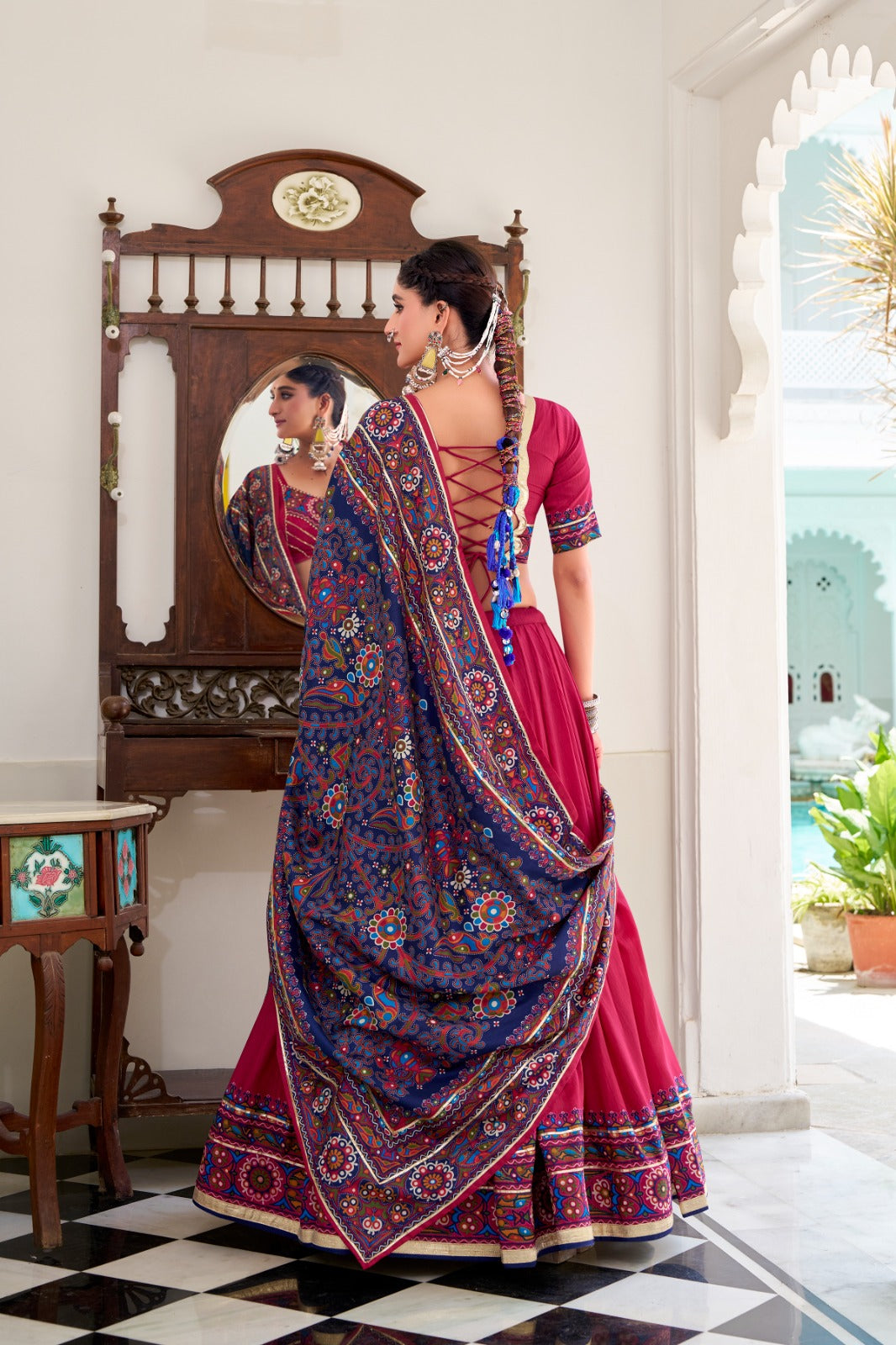 Lehenga de Navratri rose en soie imprimé Gamthi et Gota Patti COLLECTION SNEHA