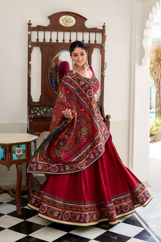 Lehenga de Navratri rouge en soie imprimé Gamthi et Gota Patti COLLECTION SNEHA