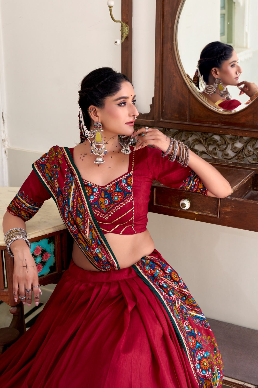 Lehenga de Navratri rouge en soie imprimé Gamthi et Gota Patti COLLECTION SNEHA