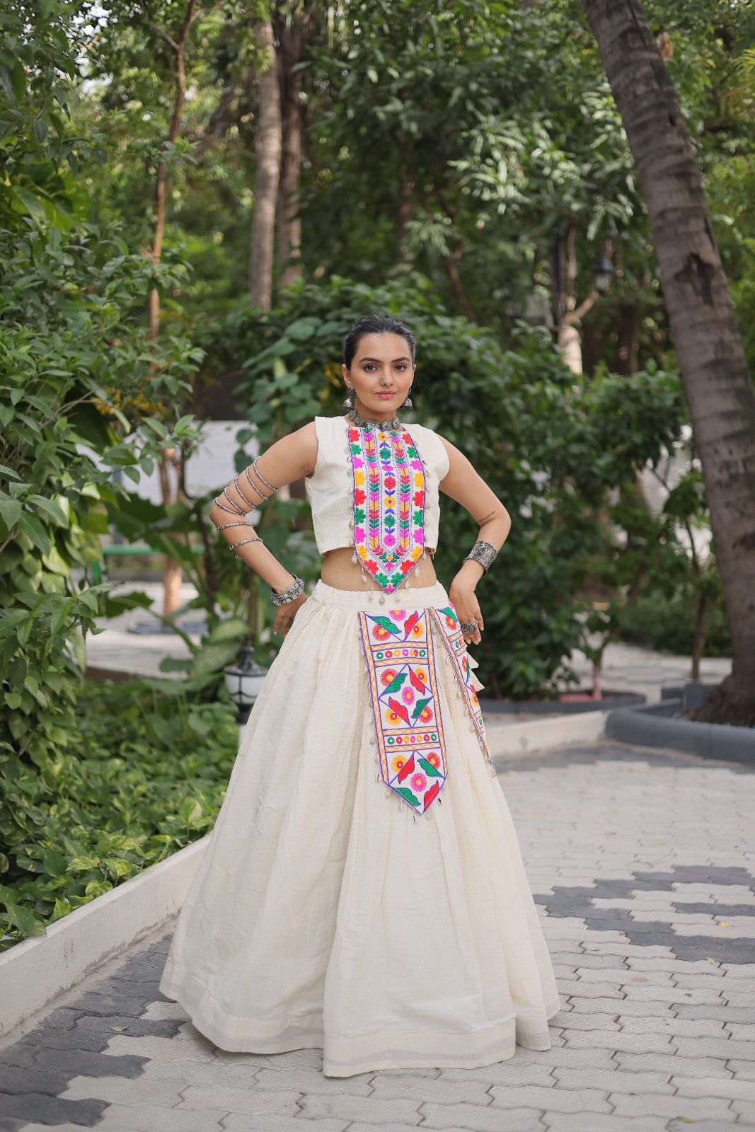 Lehenga choli Navratri Kutchi Gamthi beige avec détails multicouleurs