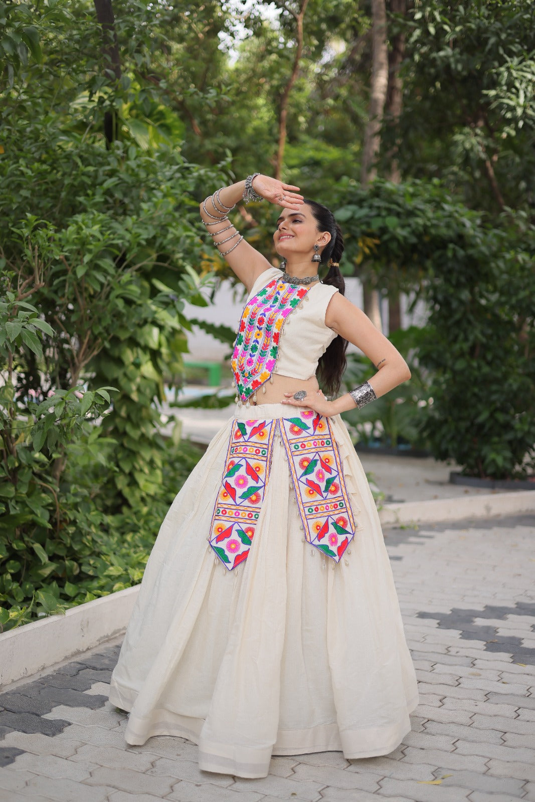 Lehenga choli Navratri Kutchi Gamthi beige avec détails multicouleurs