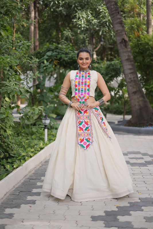 Lehenga choli Navratri Kutchi Gamthi beige avec détails multicouleurs
