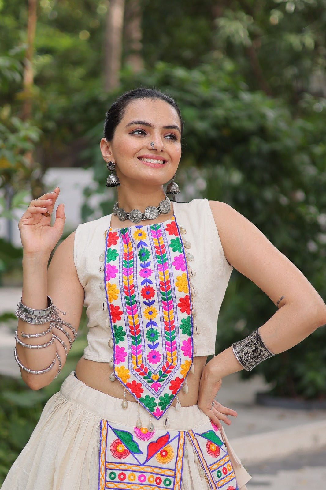Lehenga choli Navratri Kutchi Gamthi beige avec détails multicouleurs
